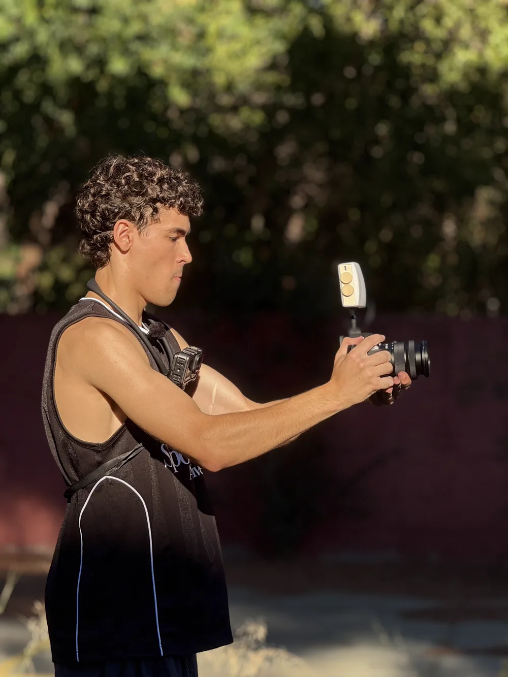 Hugo Alkater grabando con su cámara